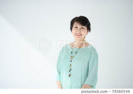 高級女性肖像微笑 78560549