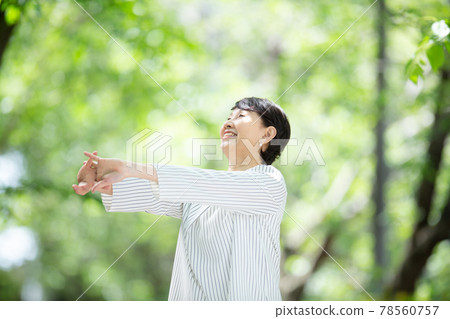 新鮮的綠色高級女性微笑伸展 78560757