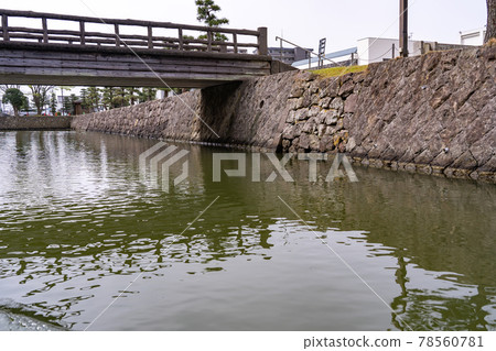 島根縣松江市松江城堀川之旅從穿過木橋的小船看 78560781