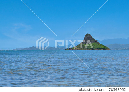 Chinaman's Hat Island seen from Kualoa Beach Park, Oahu, Hawaii 78562062
