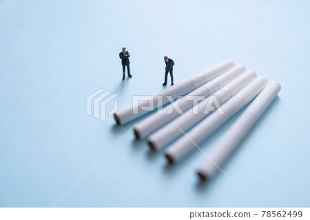 Tobacco and businessman-style miniature doll 78562499