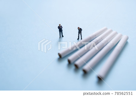 Tobacco and businessman-style miniature doll 78562551