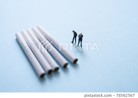 Tobacco and businessman-style miniature doll 78562567