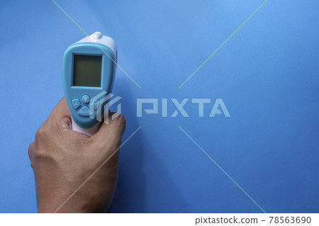 hand, phone, thermometer 78563690
