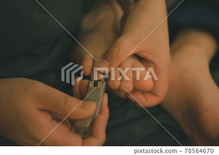 媽媽給孩子剪腳趾甲 媽媽給孩子剪腳趾甲 78564670