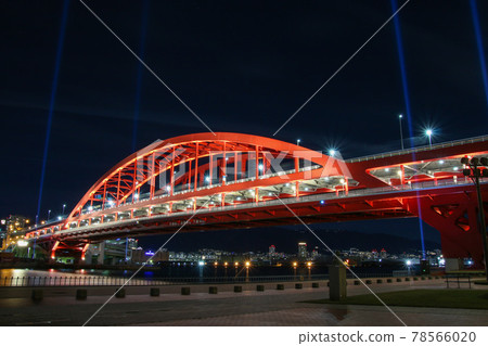 神戶大橋在晚上 78566020