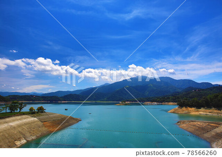 beautiful lakeside landscape 78566260