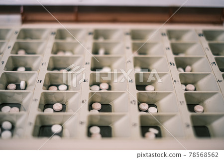 Tablets set in a packaging machine (diagonal) for packaging 78568562