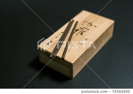 Kyara incense stick and wooden box (diagonal) 02 78568899