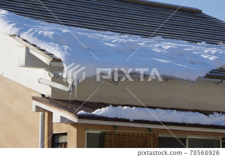 Roof snow and rain gutter damage to the rain gutter due to roof snow 78568926