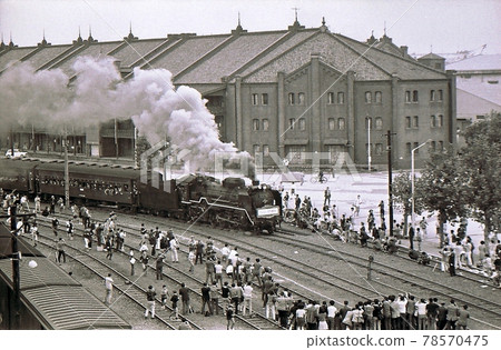 前往1970年橫濱高島貨運專線紅磚倉庫的蒸汽機車 前往1970年橫濱高島貨運專線紅磚倉庫的蒸汽機車 78570475