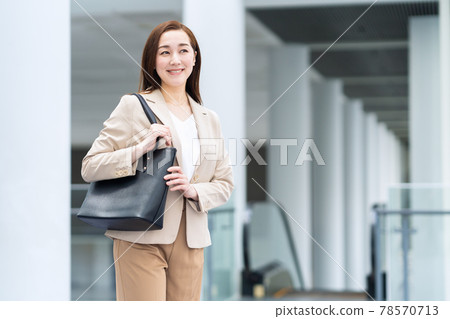 商務商人辦公室女性通勤上班 78570713