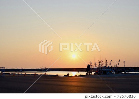 Dawn of Ukedo Fishing Port, Namie Town, Fukushima Prefecture 78570836