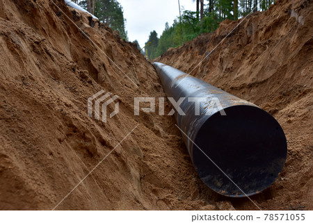 Installation Natural Gas pipeline. Crude Oil Pipe Transportation Market.  78571055