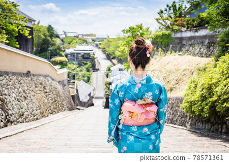 A young woman wearing a kimono and sightseeing on a women's trip [Kitsuki City] 78571361