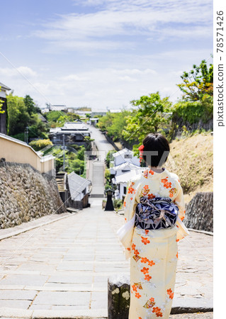 A young woman wearing a kimono and sightseeing on a women's trip [Kitsuki City] 78571426