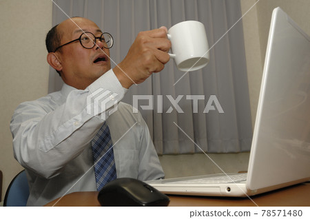 在電腦上工作的中年男子 78571480