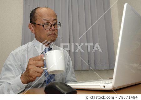 Middle-aged man working on a computer 78571484