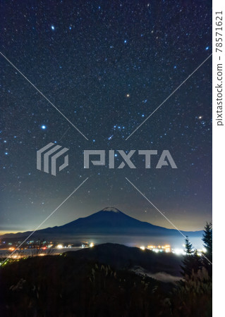Fuji seen from Mt. Ishizuri and Lake Yamanaka and constellations in winter Fuji seen from Mt. Ishizuri and Lake Yamanaka and constellations in winter 78571621