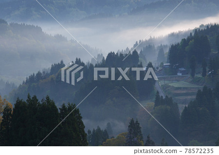 晨霧環繞的山景 晨霧環繞的山景 78572235