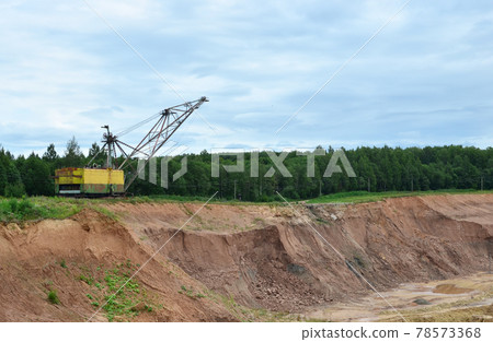 Largest Walking Dragline excavator working in dolomite open-pit.  78573368