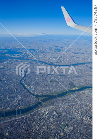 Cityscape from the sky above Tokyo 78574267