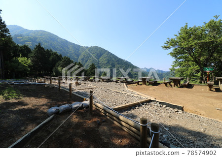 從神奈川縣丹澤市的小山觀景台眺望山頂 從神奈川縣丹澤市的小山觀景台眺望山頂 78574902