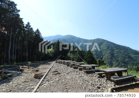 從神奈川縣丹澤市的小山觀景台眺望山頂 78574910