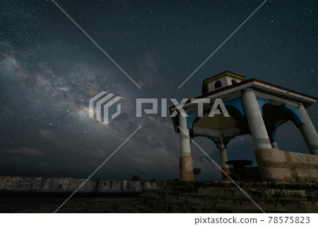 [Starry sky seen at Okinawa Prefecture, Miyakojima, Hakuai Fishing Port] 78575823