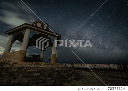 [Starry sky seen at Okinawa Prefecture, Miyakojima, Hakuai Fishing Port] 78575824