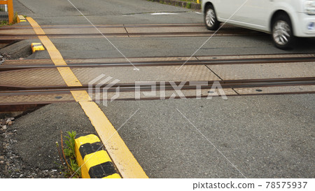 有鐵路道口的風景<04>(通過鐵路道口的車輛) 有鐵路道口的風景<04>(通過鐵路道口的車輛) 78575937