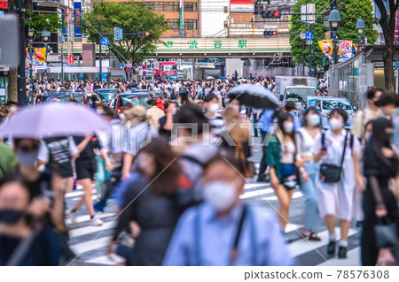 Tokyo cityscape of Japan June ・ Threat people flow. View of Shibuya Scramble Crossing (in the back of the screen) from Dogenzaka = June 12 Tokyo cityscape of Japan June ・ Threat people flow. View of Shibuya Scramble Crossing (in the back of the screen) from Dogenzaka = June 12 78576308
