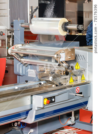 Packaging equipment for the food, cosmetic, pharmaceutical and non-food industries from a polyethylene roll. 78576396