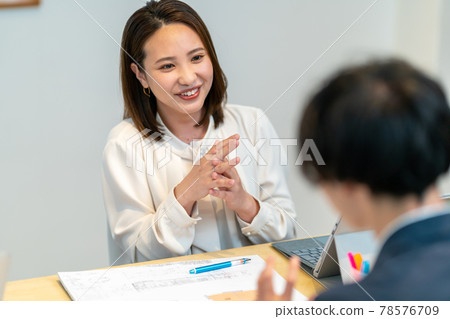 Sales consultation, contract explanation, sales, operation, inheritance, investment, casual reception, customer visit, meeting, face 78576709