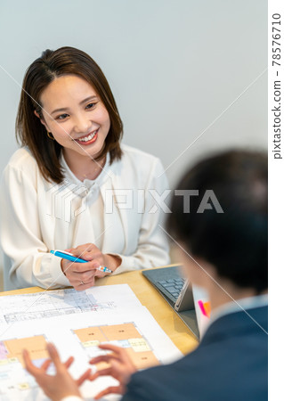 Sales consultation, contract explanation, sales, operation, inheritance, investment, casual reception, customer visit, meeting, face Sales consultation, contract explanation, sales, operation, inheritance, investment, casual reception, customer visit, meeting, face 78576710
