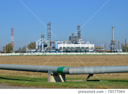 Gas Processing Plant. Power pipes and industrial refinery towers of natural gas factory  78577064