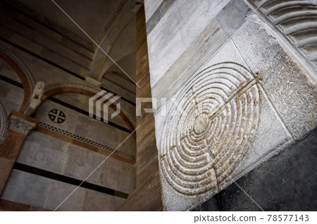 Lucca (tuscany), maze over the wall of the cathedral Lucca (tuscany), maze over the wall of the cathedral 78577143