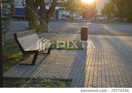 ShopA bench bathed in the evening sunset sun in the park ShopA bench bathed in the evening sunset sun in the park 78578390