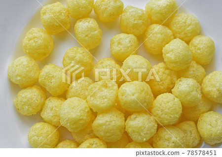 Yellow round corn snacks with cheese flavor 78578451