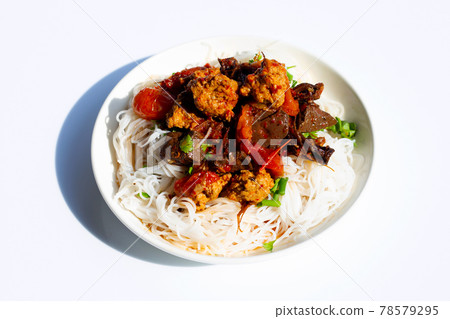 Rice noodles with Northern Thai pork curry in white plate on white background 78579295