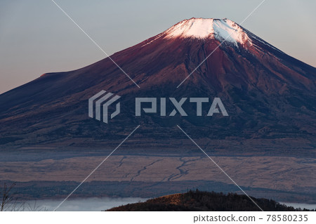 從山中湖村和石割山看日出時的富士山 從山中湖村和石割山看日出時的富士山 78580235