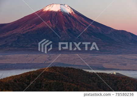 從山中湖村和石割山看日出時的富士山 78580236