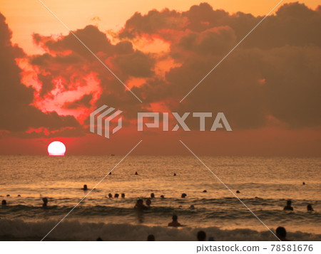 Sunrise from the beach (Nha Trang, Vietnam) 78581676