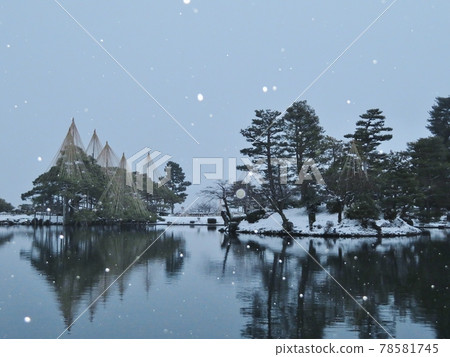 Winter scenery of Kenrokuen where snow dances Winter scenery of Kenrokuen where snow dances 78581745