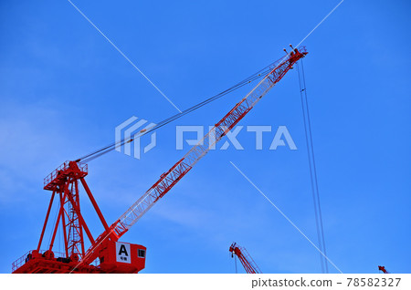 建築工地大型塔式起重機 78582327