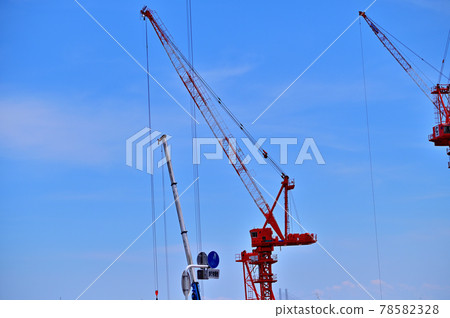 建築工地大型塔式起重機 78582328