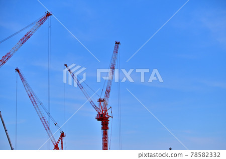 Large tower crane at construction site 78582332