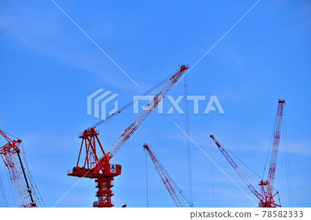 Large tower crane at construction site 78582333