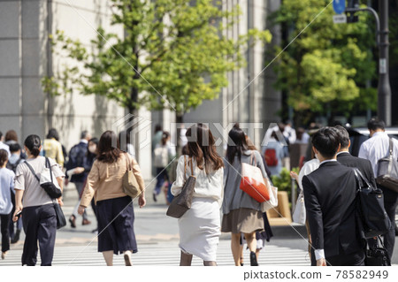 一個女人早上上下班的背影 一個女人早上上下班的背影 78582949