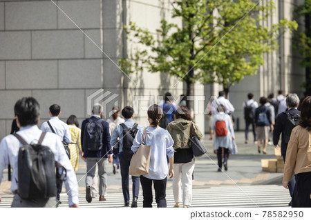 一個女人早上上下班的背影 一個女人早上上下班的背影 78582950